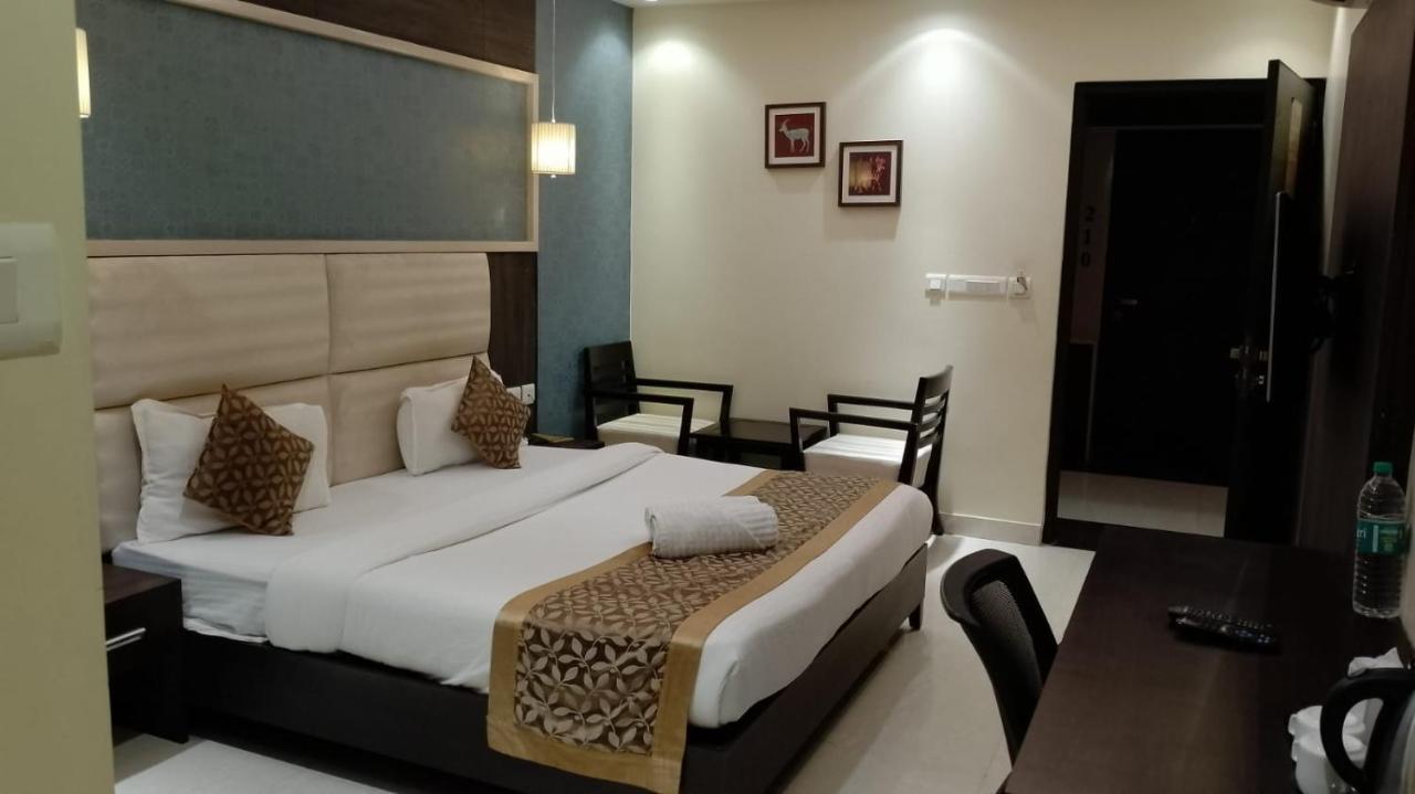 Hotel Solitaire Chinhat Ngoại thất bức ảnh