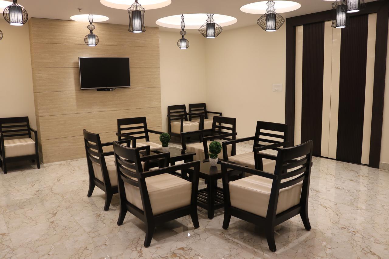 Hotel Solitaire Chinhat Ngoại thất bức ảnh