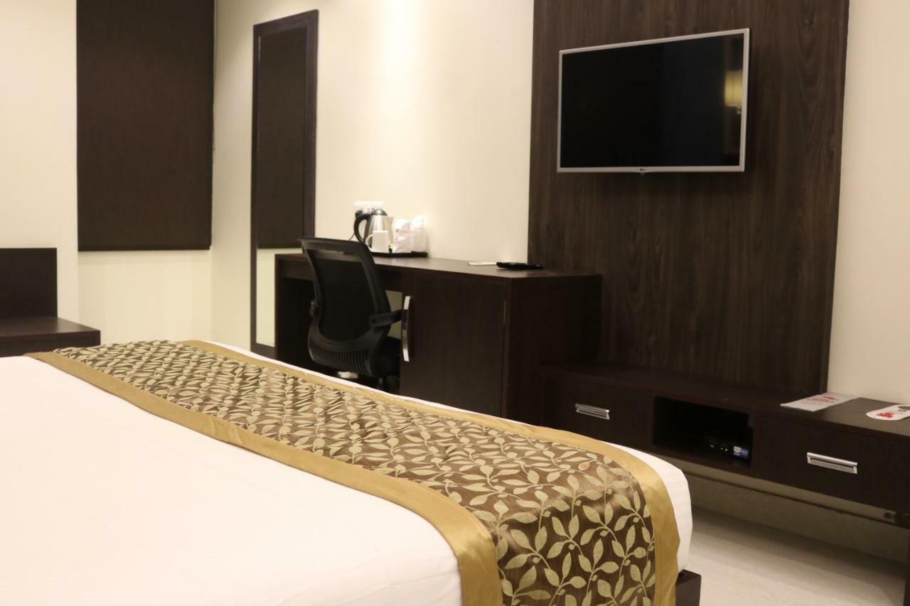 Hotel Solitaire Chinhat Ngoại thất bức ảnh