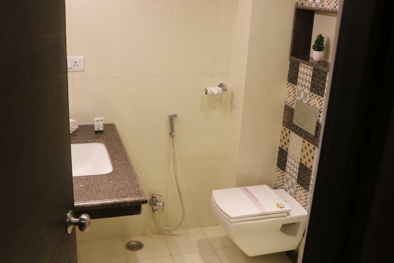 Hotel Solitaire Chinhat Ngoại thất bức ảnh