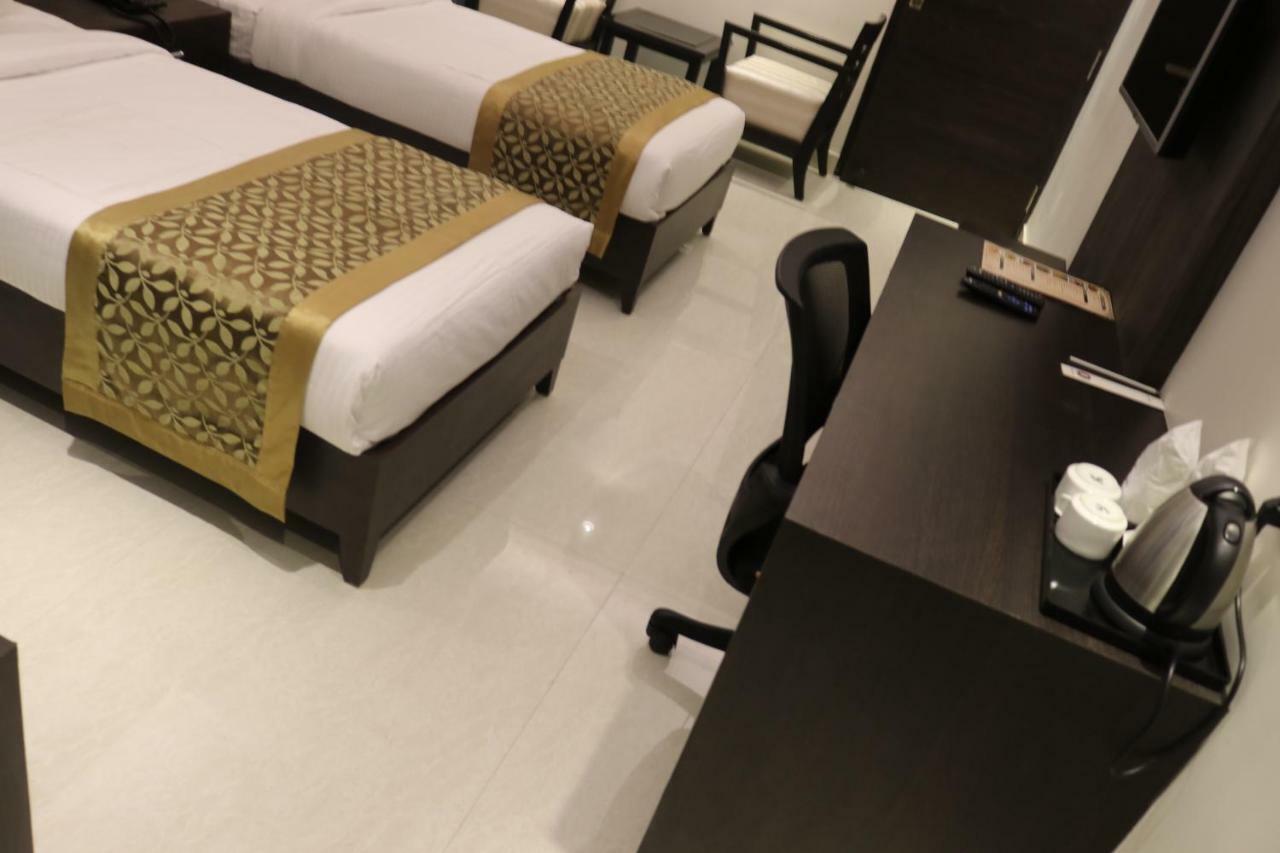 Hotel Solitaire Chinhat Ngoại thất bức ảnh